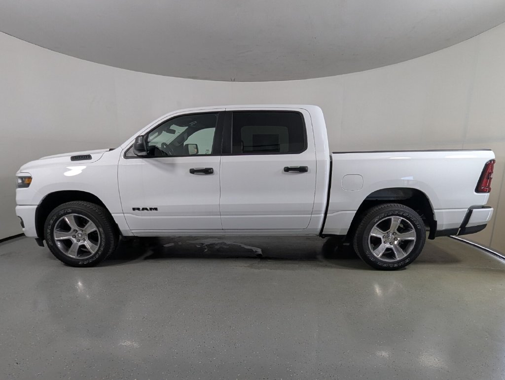 New 2026 Ram 1500 EXPRESS CREW CAB 4X2 5'7 BOX Pickup