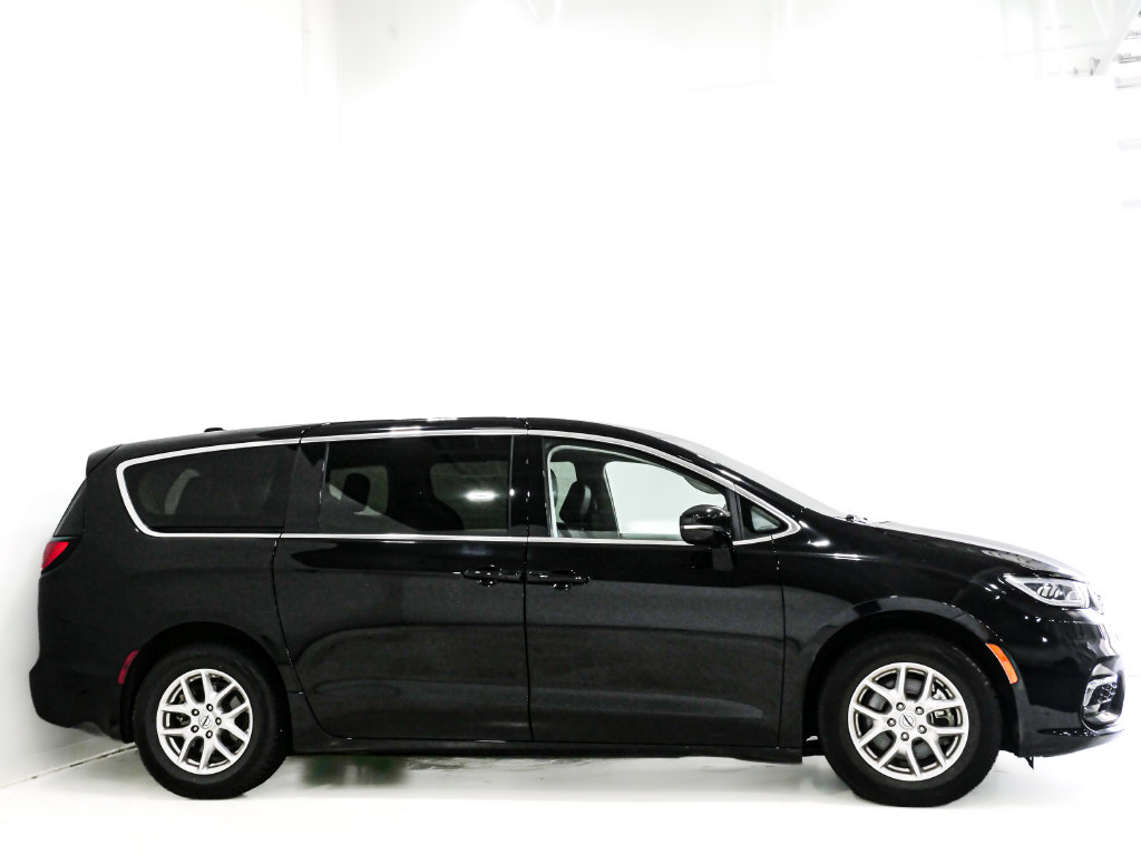 Used 2024 Chrysler Pacifica Touring L Minivan/Van