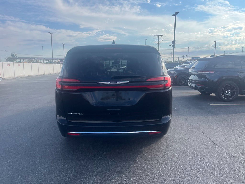 Used 2024 Chrysler Pacifica Touring L Minivan/Van