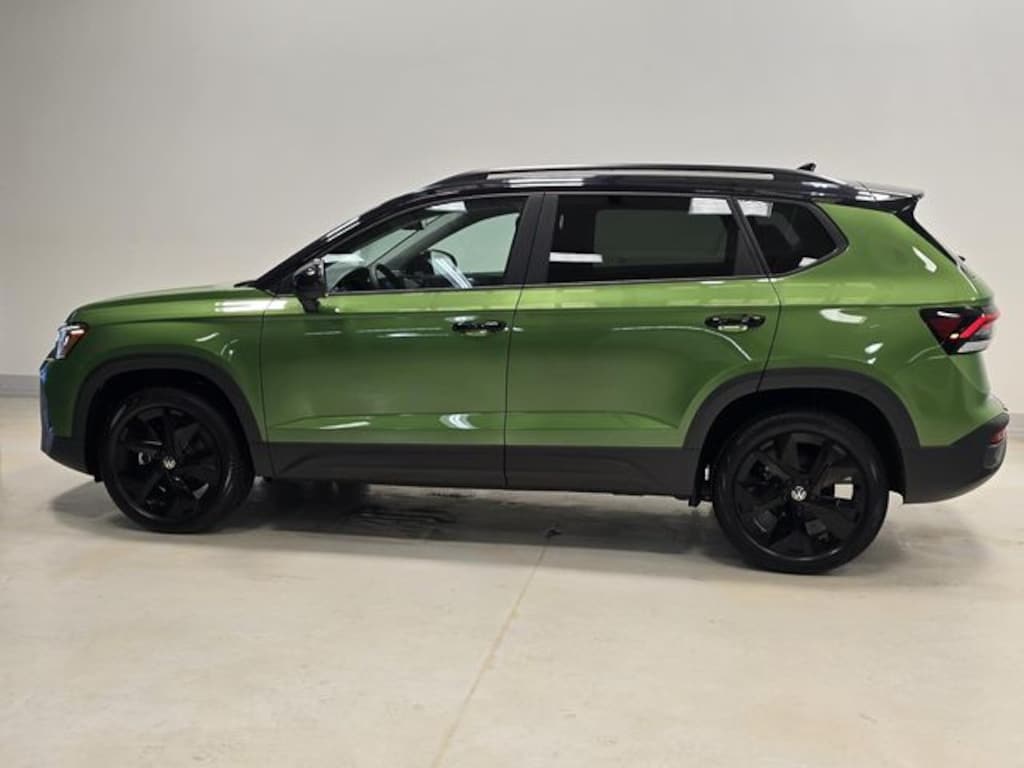 New 2026 Volkswagen Taos 1.5T SE Black SUV