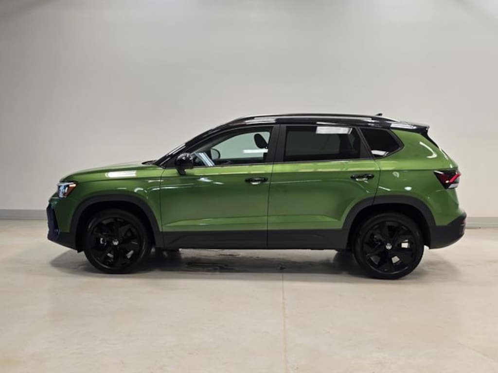 New 2026 Volkswagen Taos 1.5T SE Black SUV