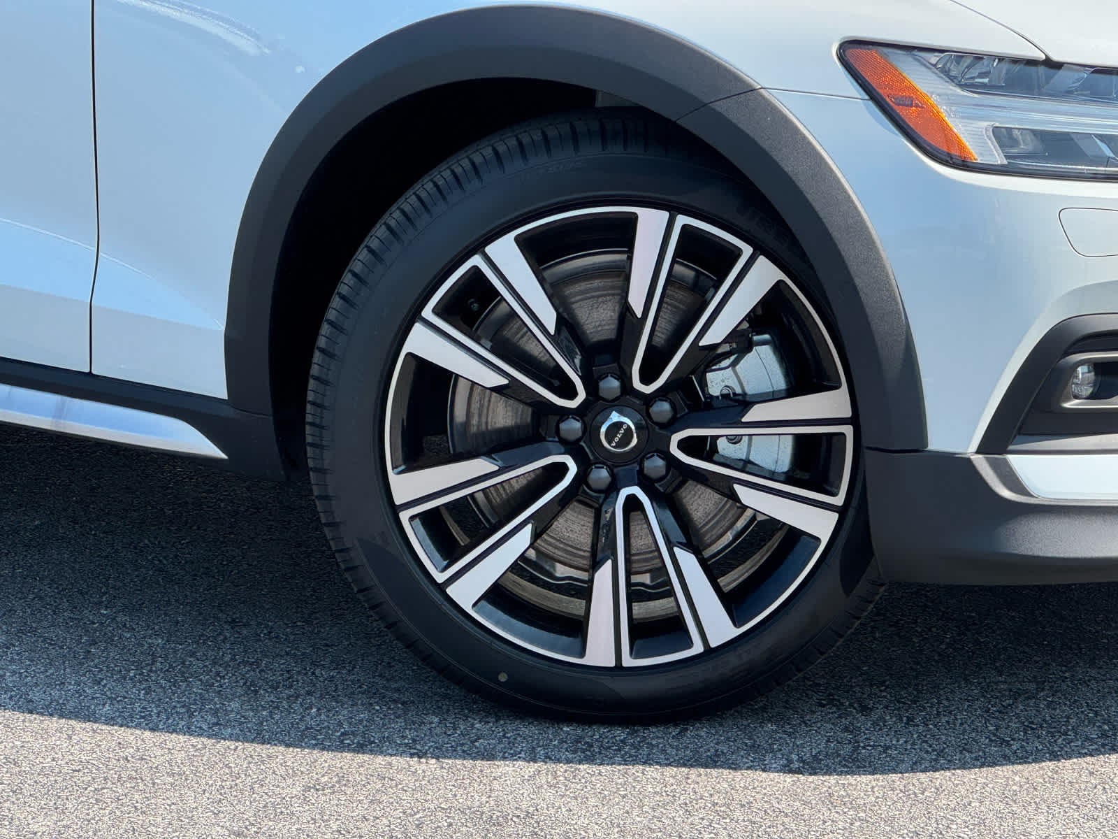 2026 Volvo V60 Cross Country Ultra - Photo 2