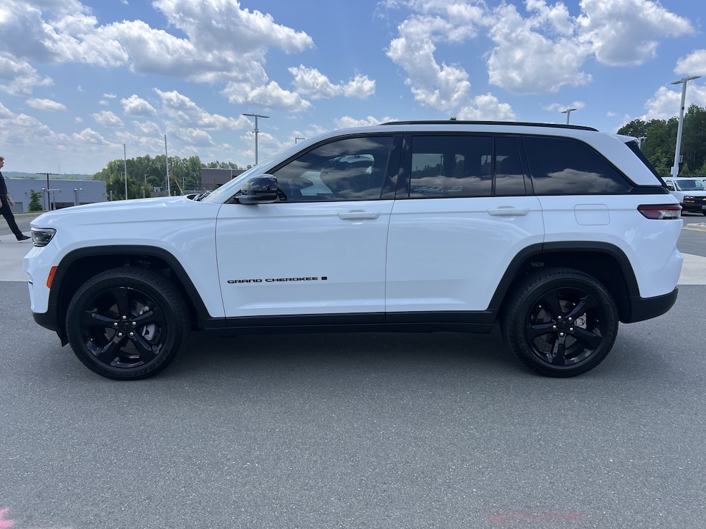 Used 2023 Jeep Grand Cherokee Altitude SUV