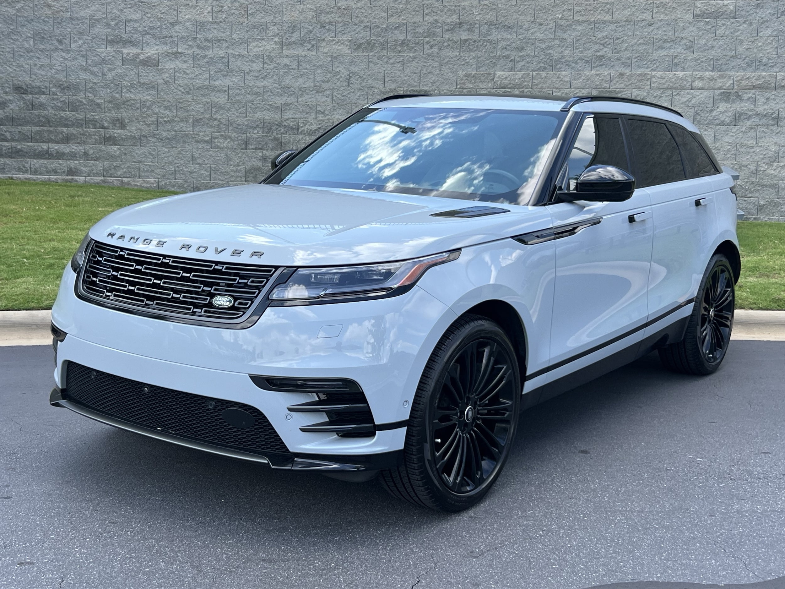 2026 Land Rover Range Rover Velar Dynamic SE