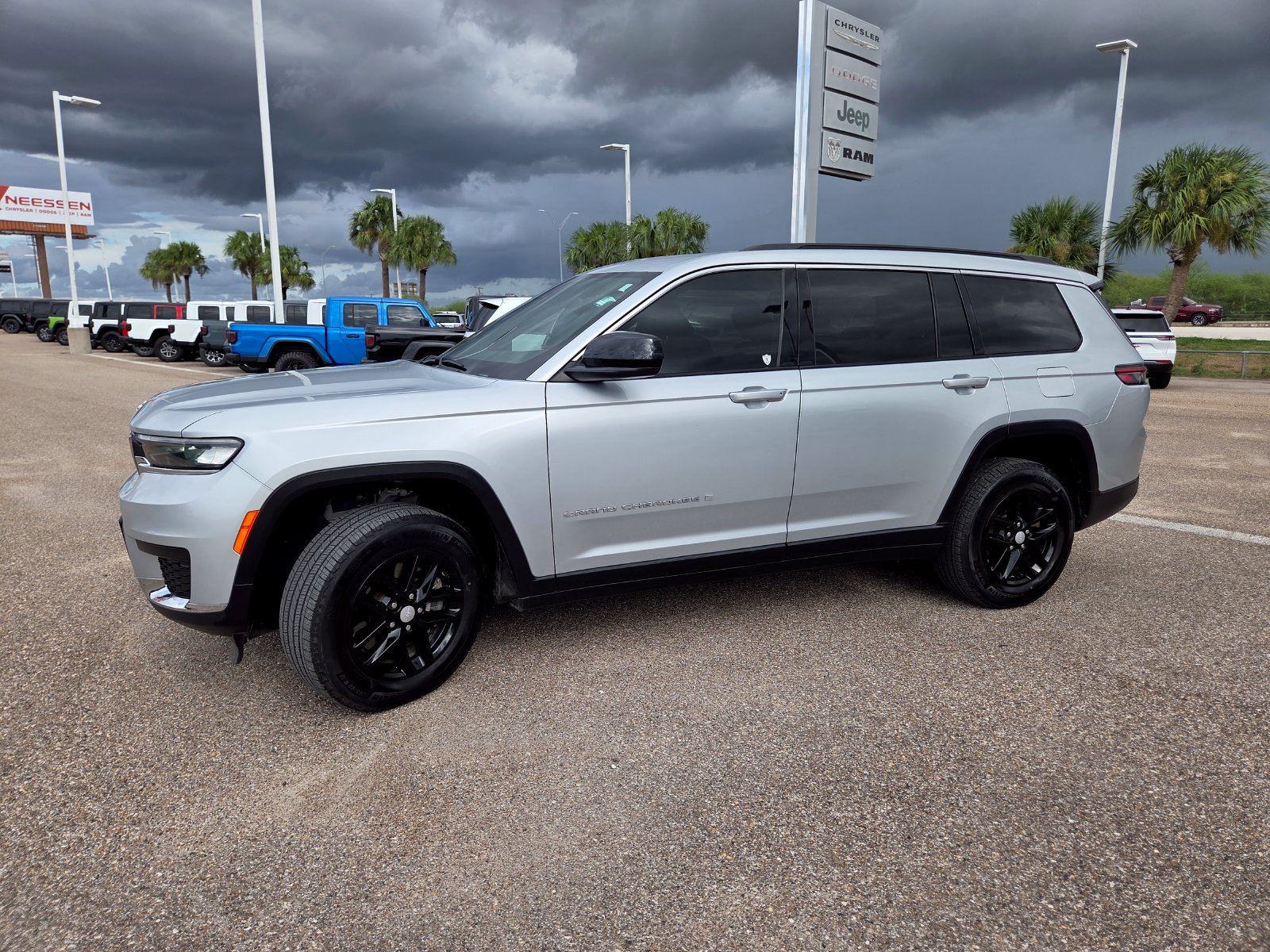 Used 2025 Jeep Grand Cherokee L Laredo SUV
