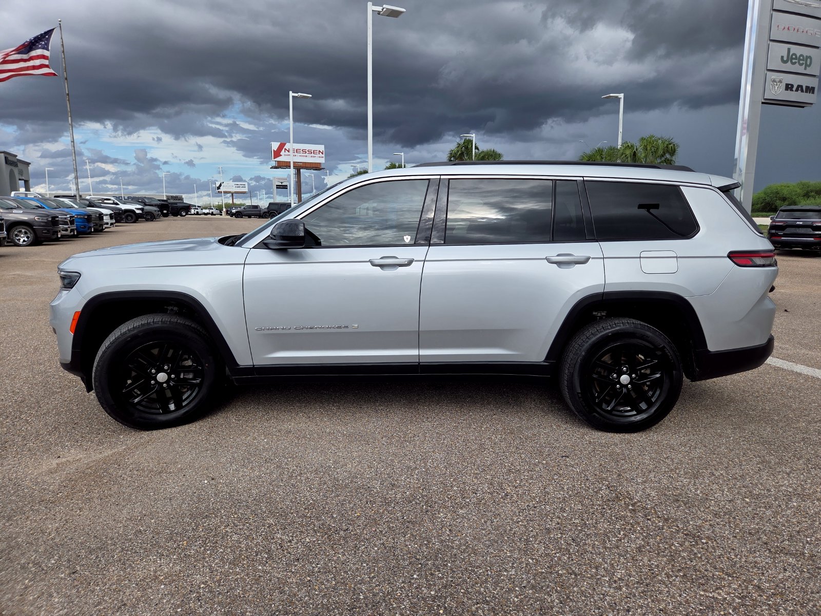 Used 2025 Jeep Grand Cherokee L Laredo SUV