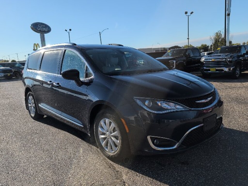 Used 2018 Chrysler Pacifica Touring L Plus Minivan/Van