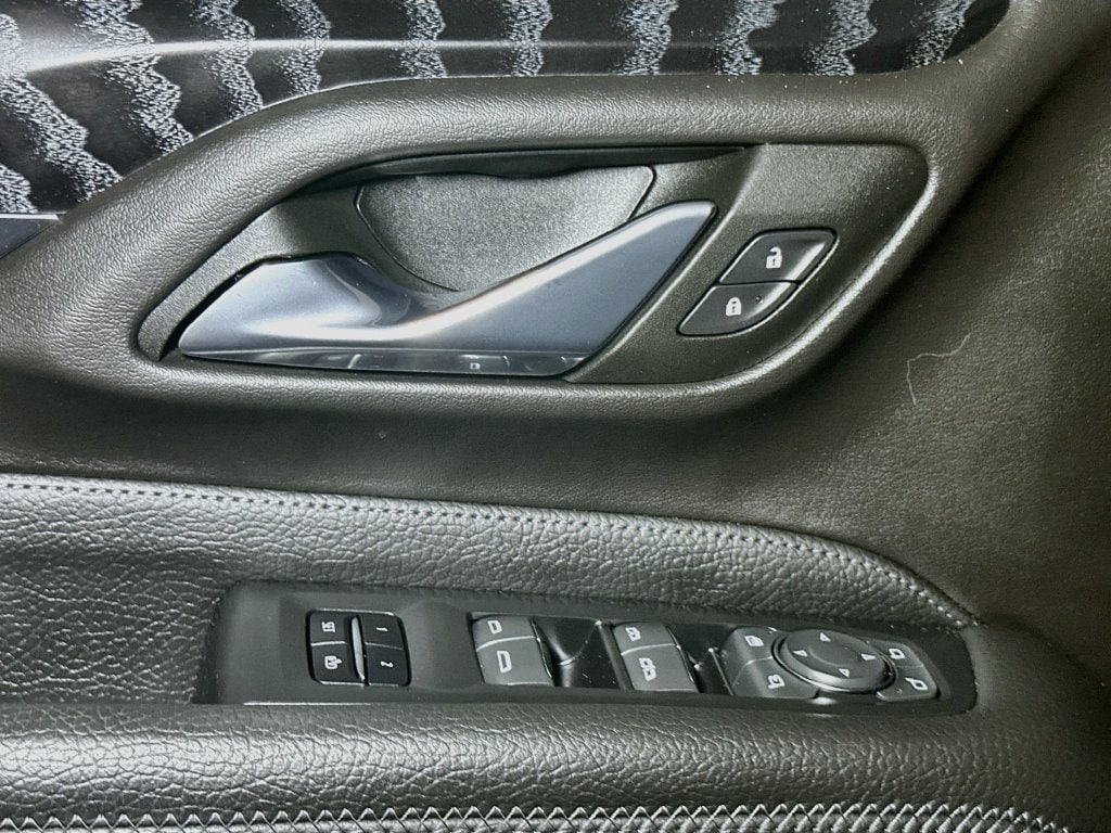 2023 GMC Yukon Denali - Photo 18