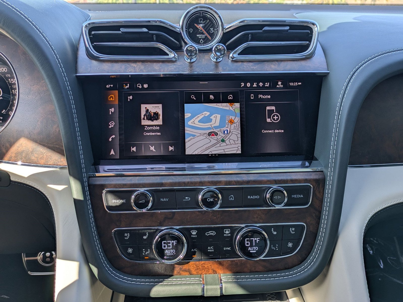 2025 Bentley Bentayga Azure - Photo 18