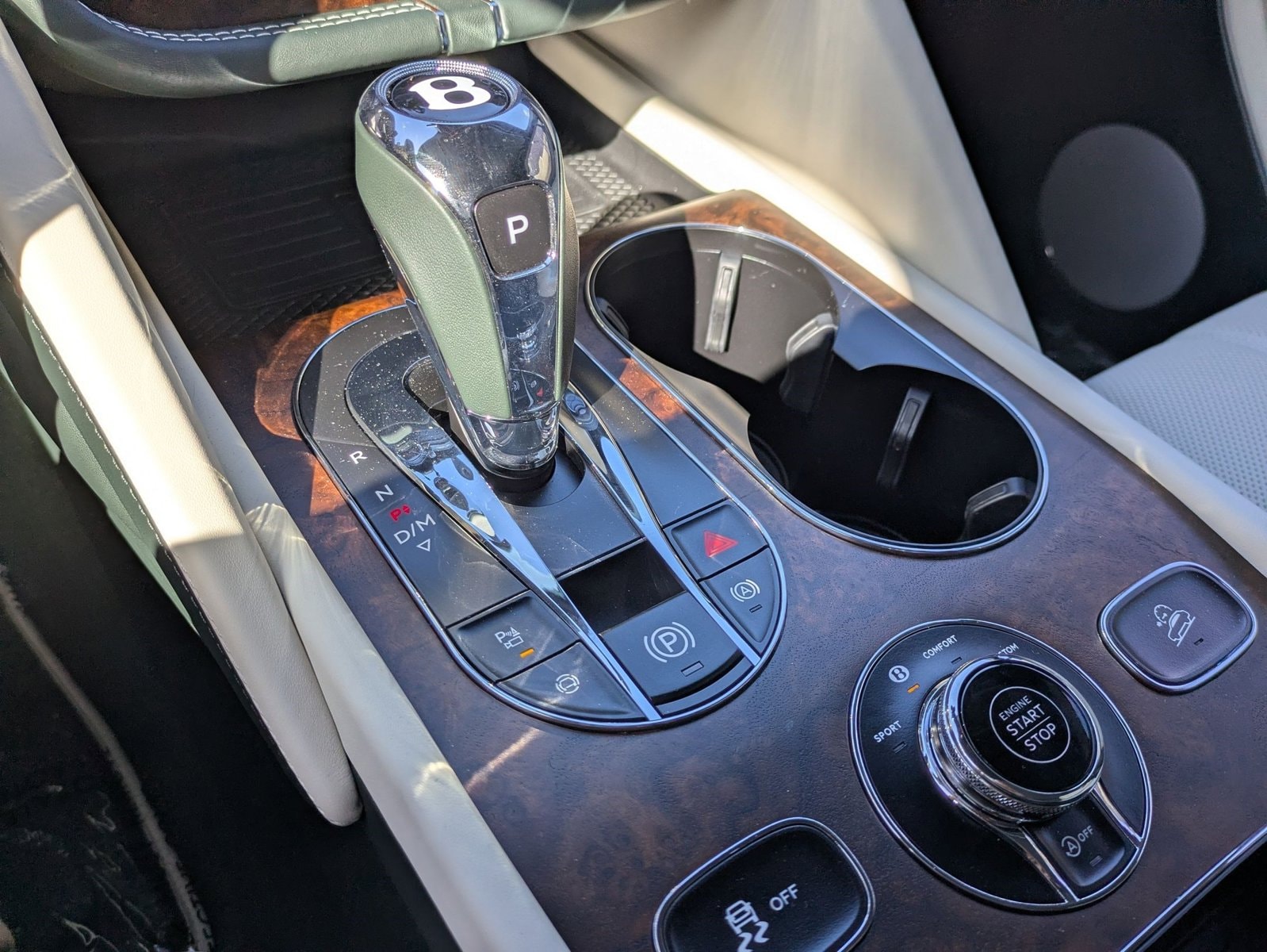 2025 Bentley Bentayga Azure - Photo 22