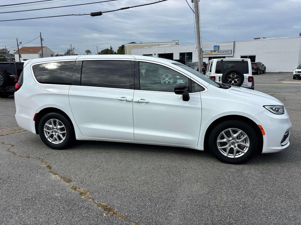 Certified 2025 Chrysler Pacifica Select Van