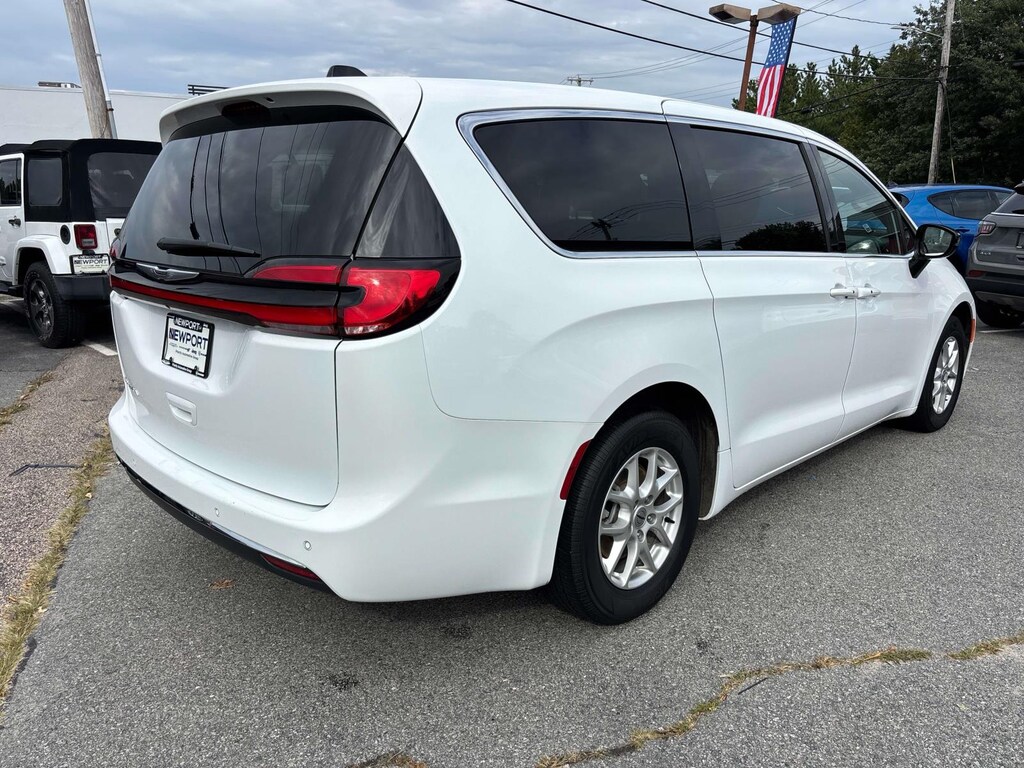 Certified 2025 Chrysler Pacifica Select Van