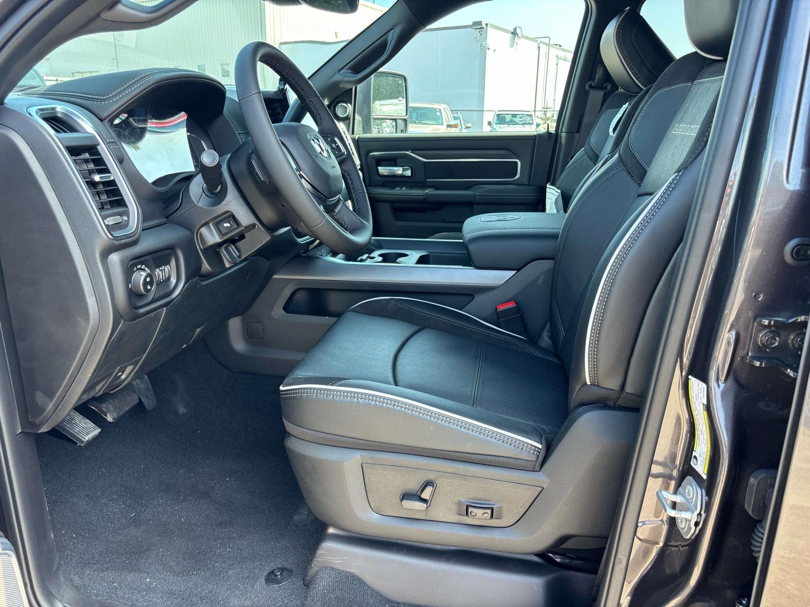 2026 RAM 3500 Laramie - Photo 5