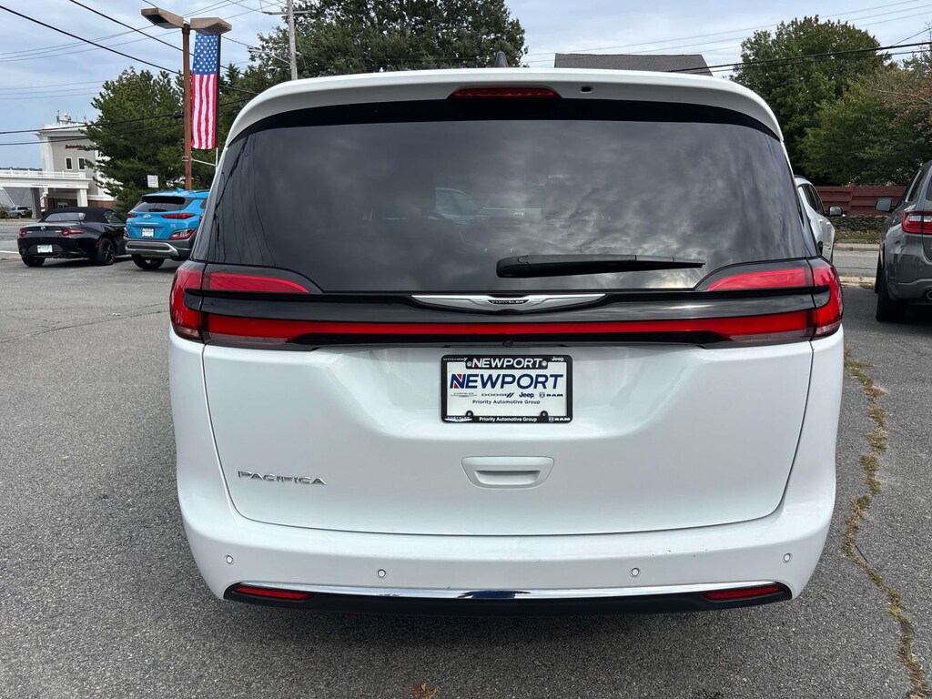 Certified 2025 Chrysler Pacifica Select Van