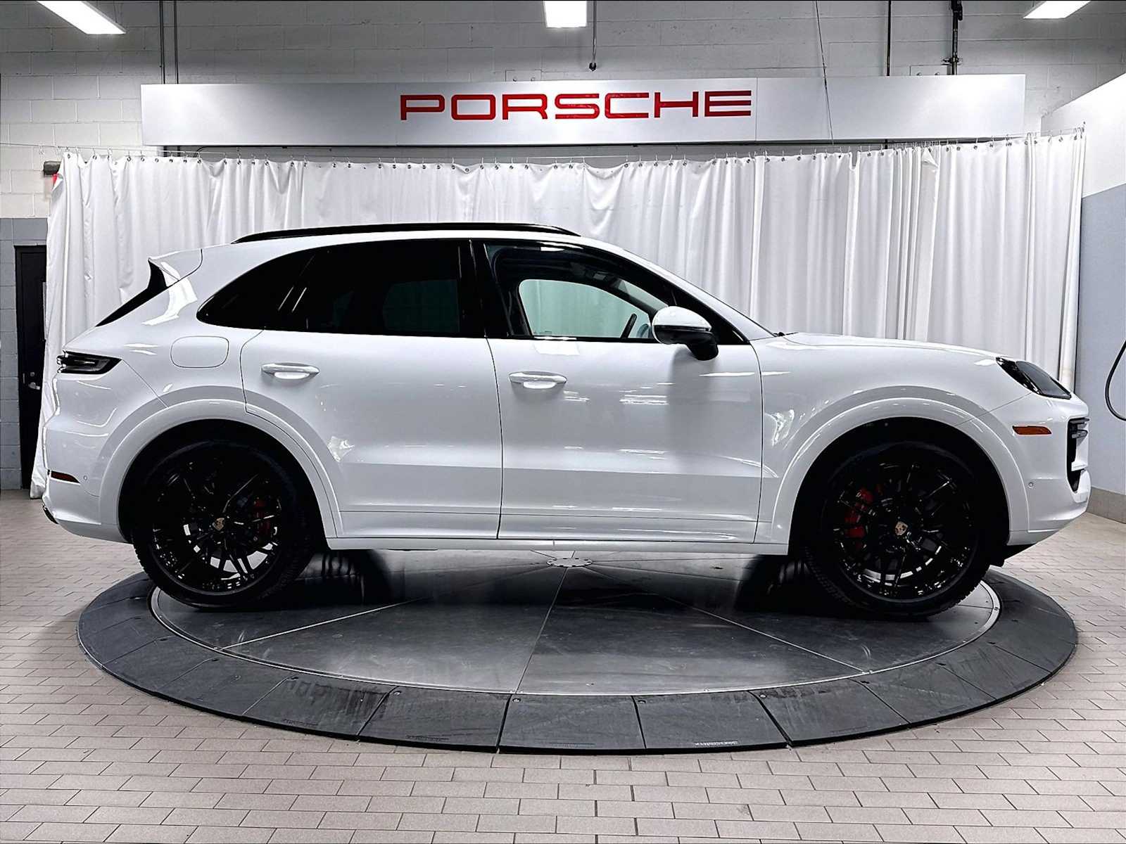 2026 Porsche Cayenne S - Photo 8