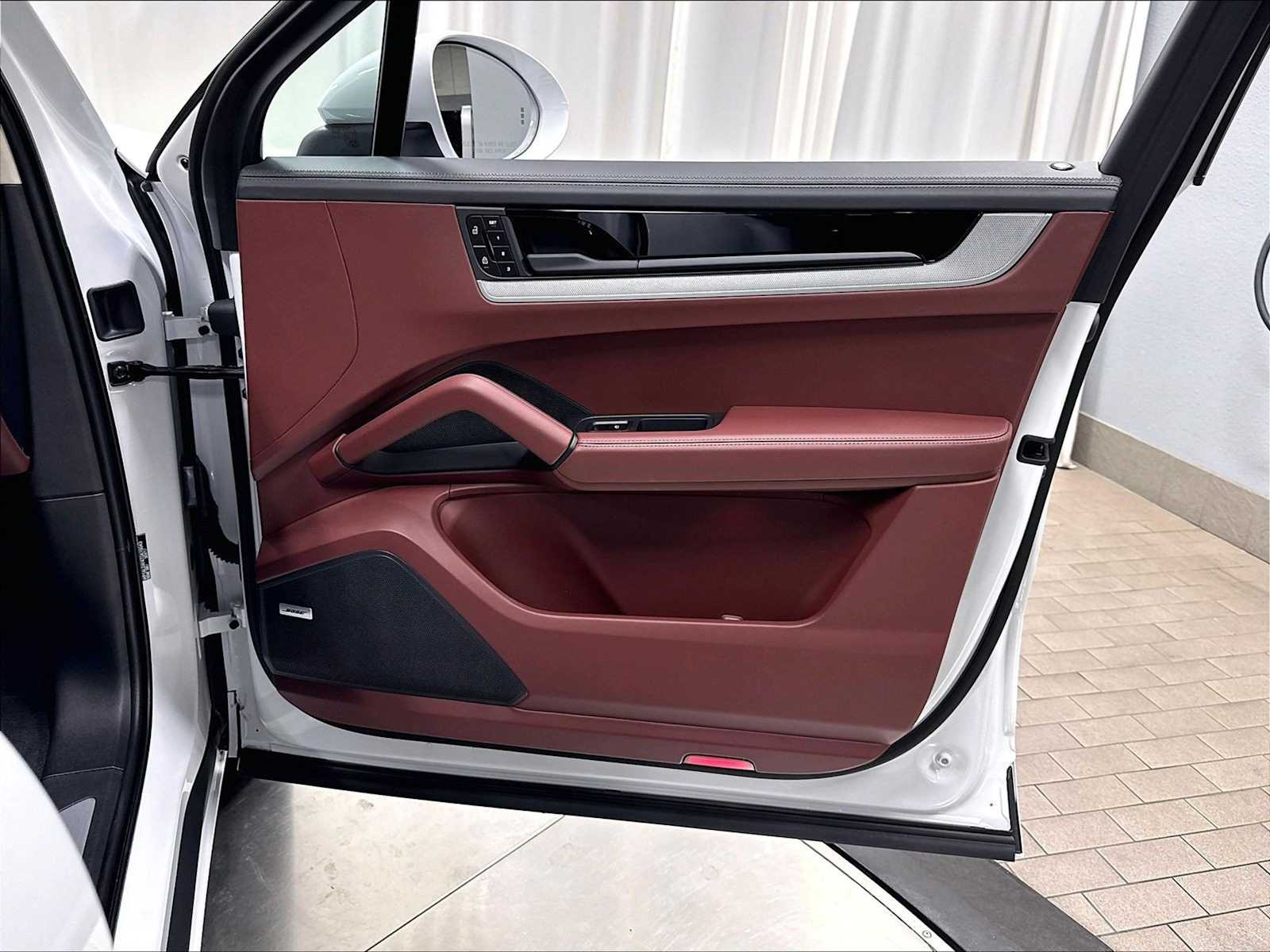 2026 Porsche Cayenne S - Photo 28
