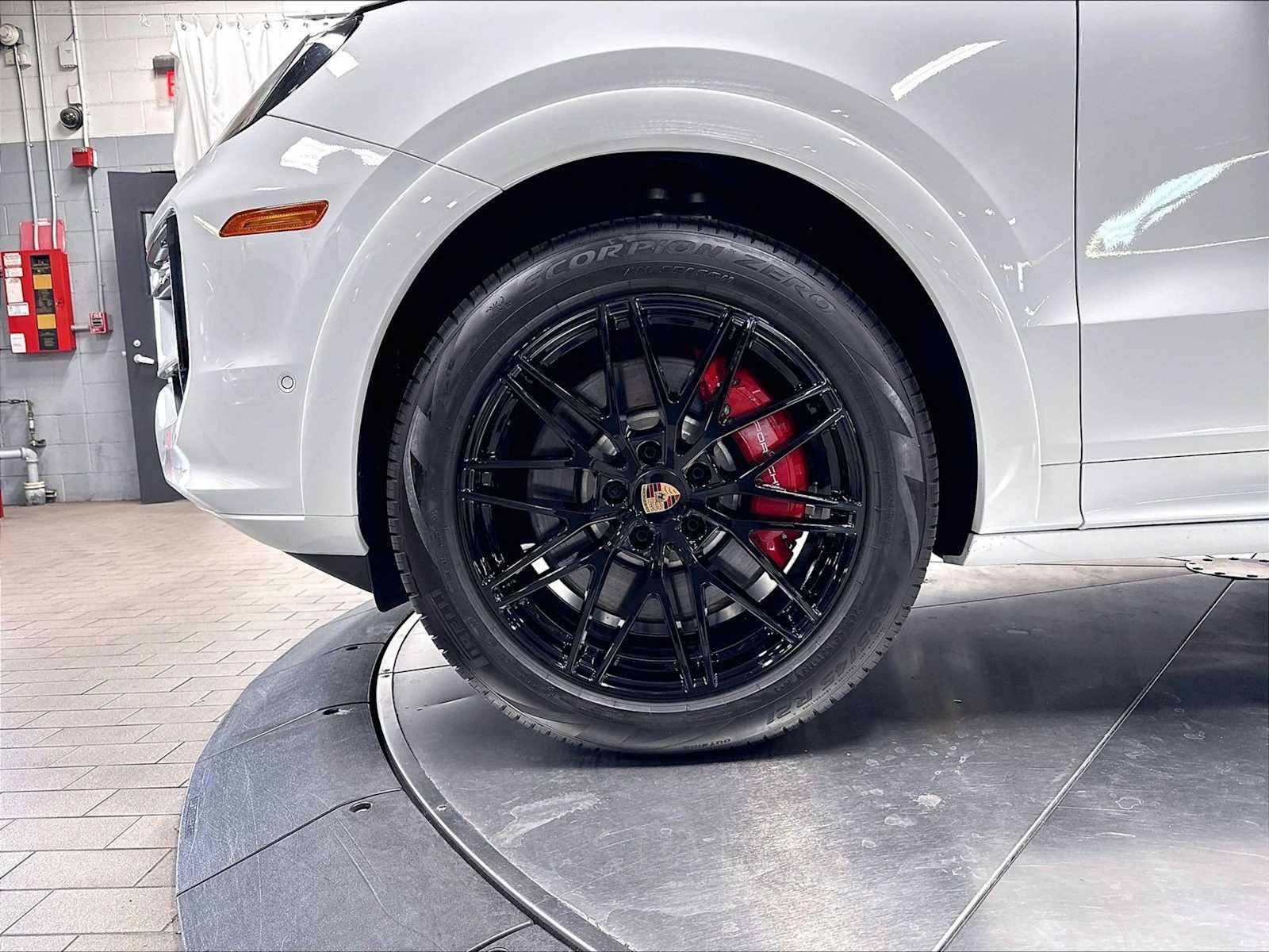 2026 Porsche Cayenne S - Photo 11