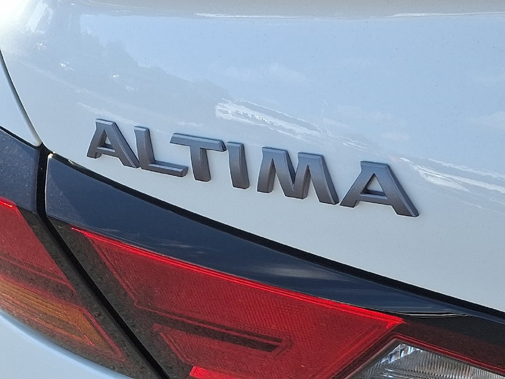 2025 Nissan Altima SR - Photo 10