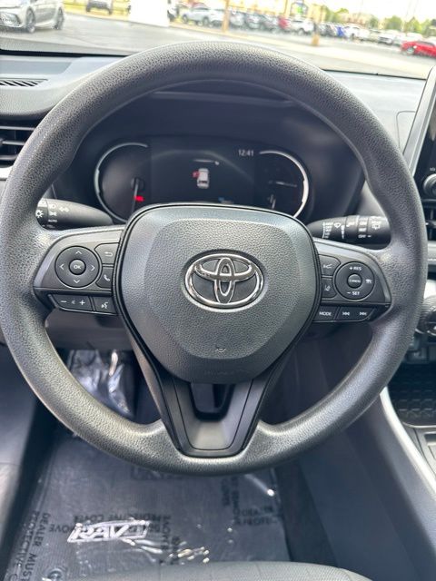 2025 Toyota RAV4 XLE - Photo 9