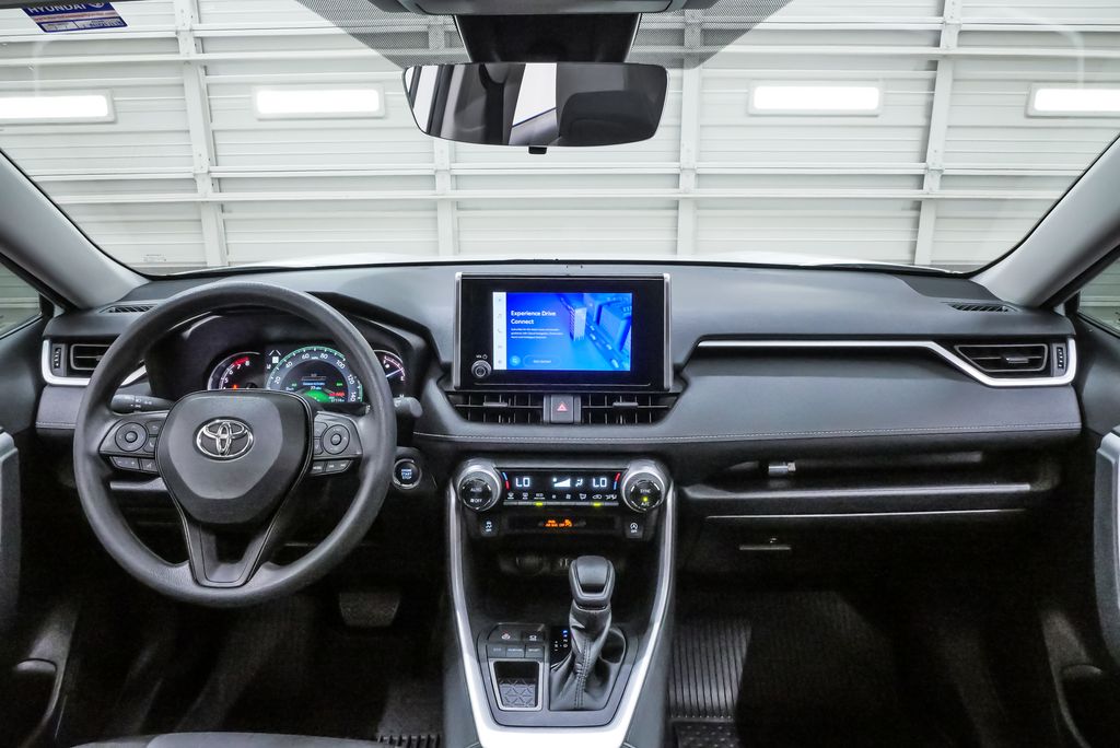 2024 Toyota RAV4 XLE - Photo 16