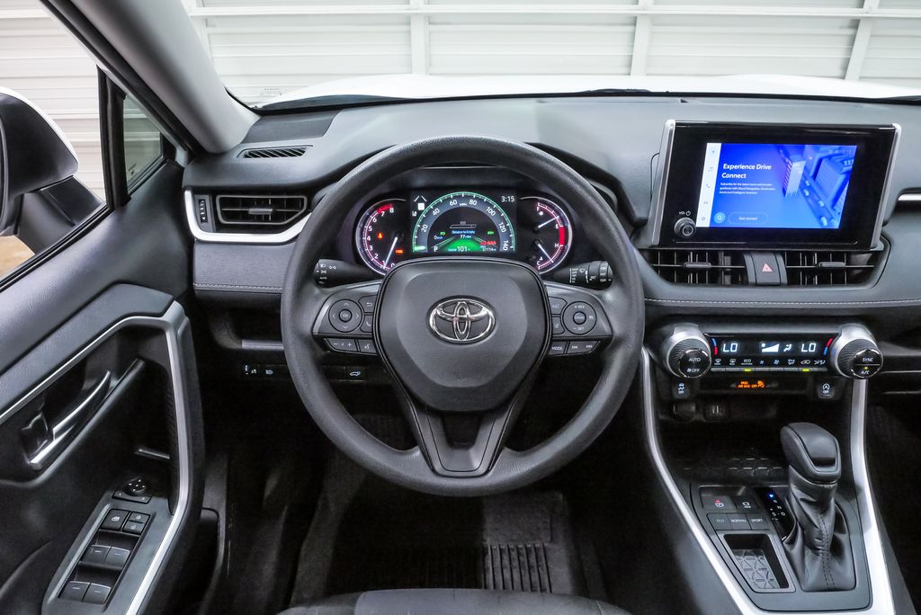 2024 Toyota RAV4 XLE - Photo 20