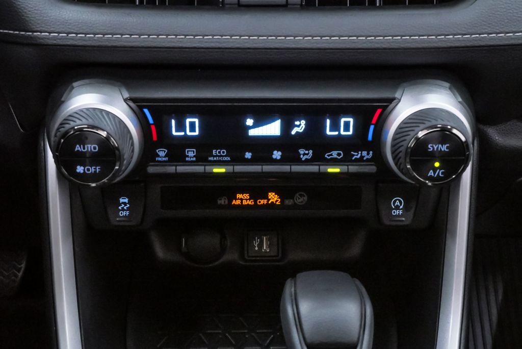 2024 Toyota RAV4 XLE - Photo 18