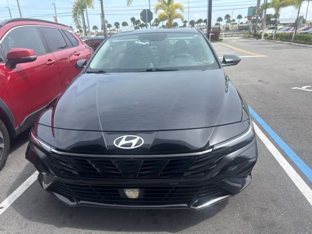 Used 2025 Hyundai Elantra SEL Convenience Sedan