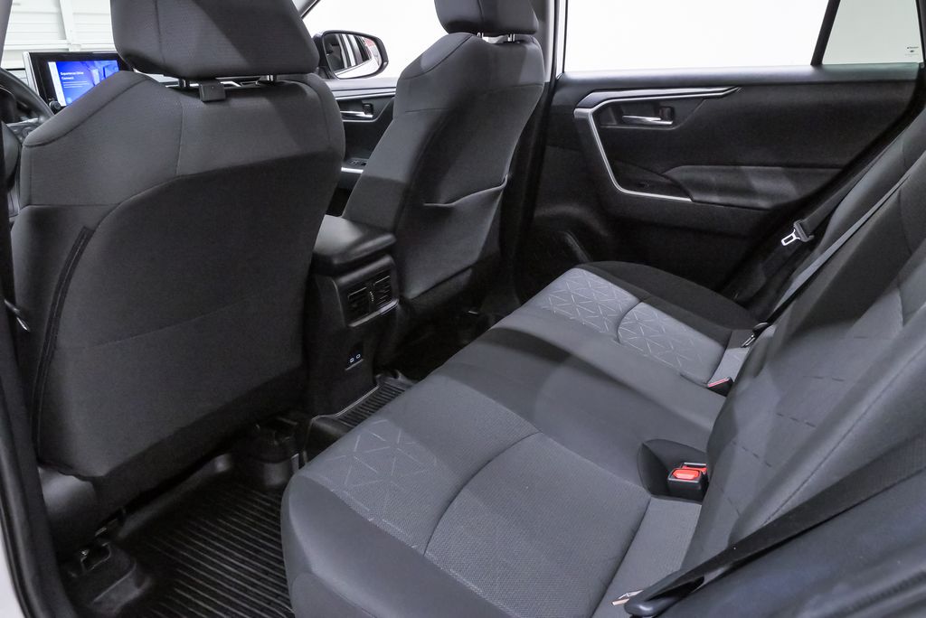 2024 Toyota RAV4 XLE - Photo 11