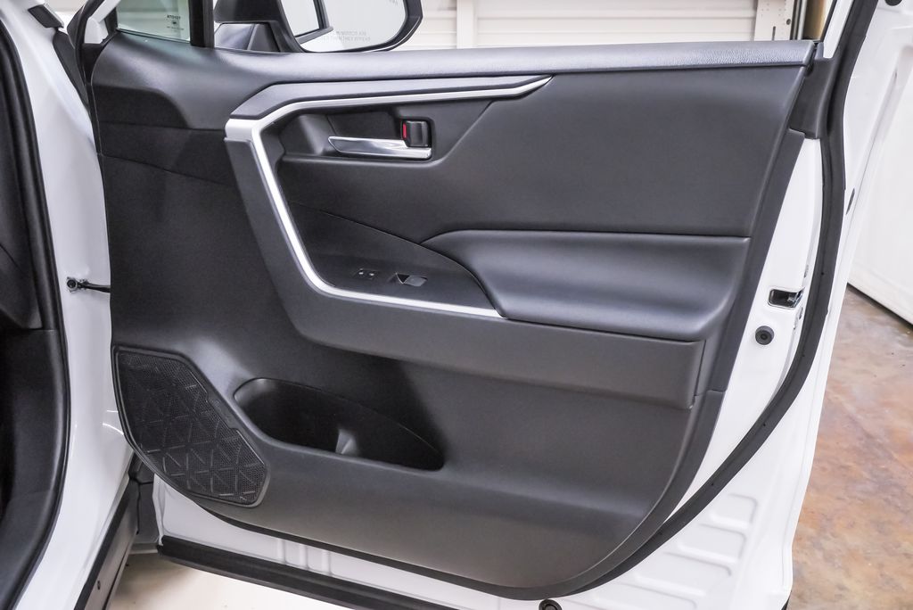2024 Toyota RAV4 XLE - Photo 28