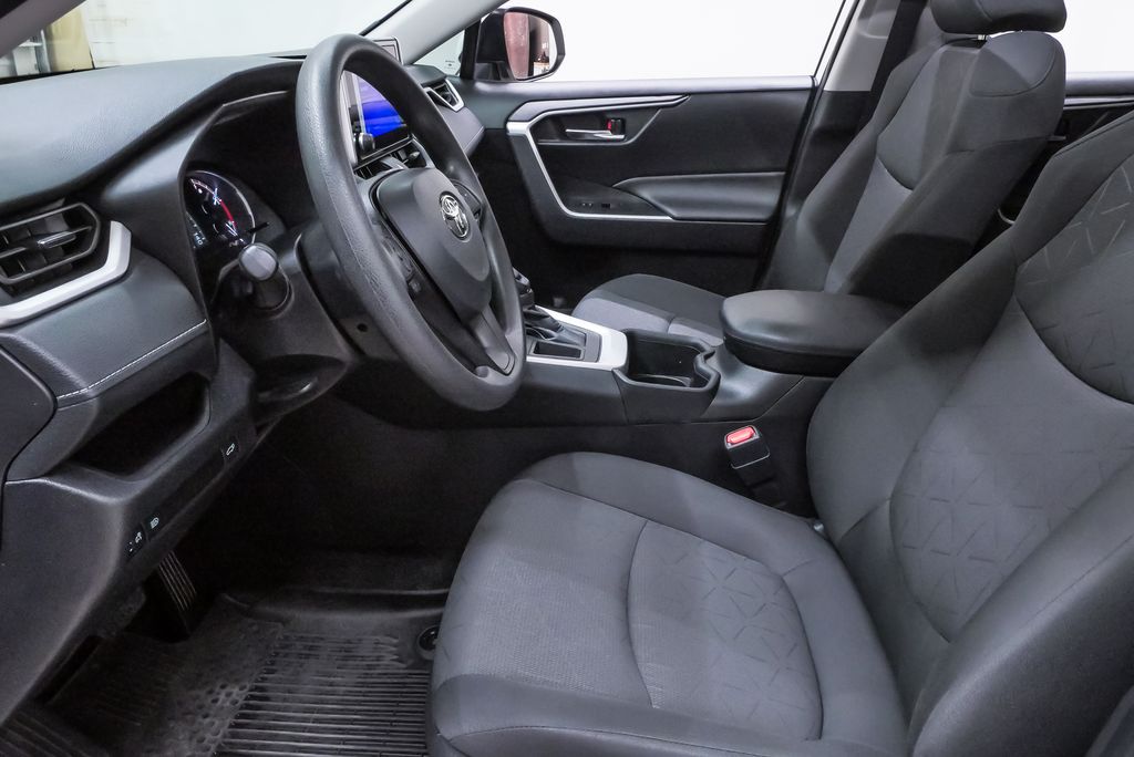 2024 Toyota RAV4 XLE - Photo 9