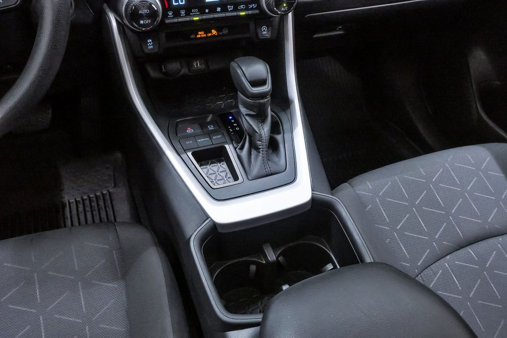 2024 Toyota RAV4 XLE - Photo 19