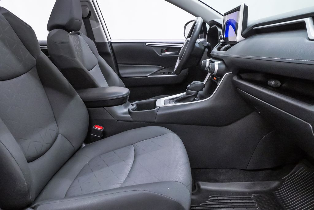 2024 Toyota RAV4 XLE - Photo 14