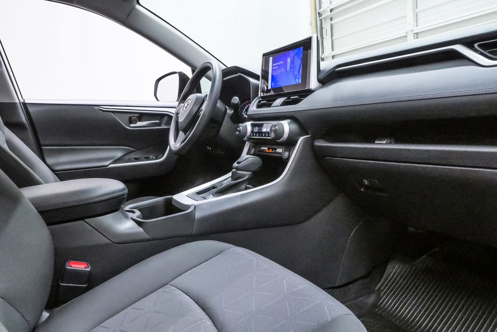 2024 Toyota RAV4 XLE - Photo 13