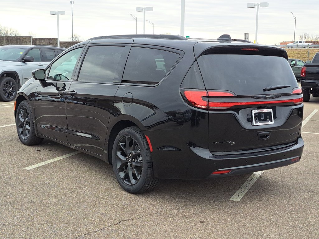 New 2026 Chrysler Pacifica Limited FWD Passenger Van