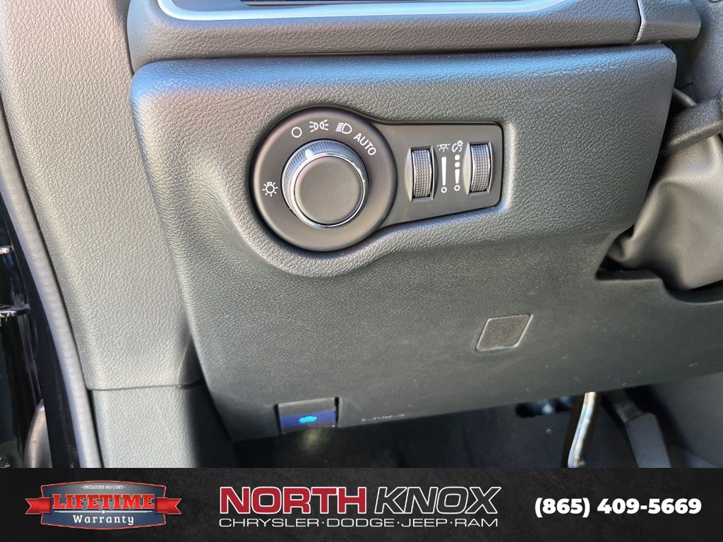2026 Chrysler Voyager LX - Photo 7
