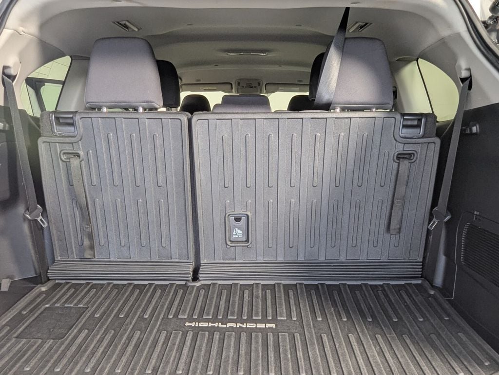 2023 Toyota Highlander LE - Photo 25
