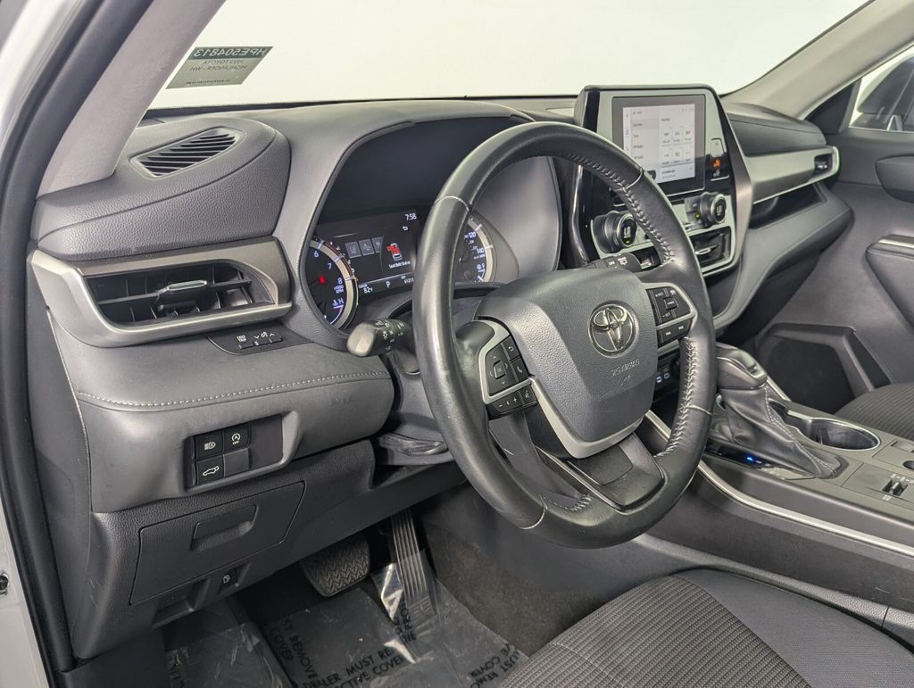 2023 Toyota Highlander LE - Photo 12