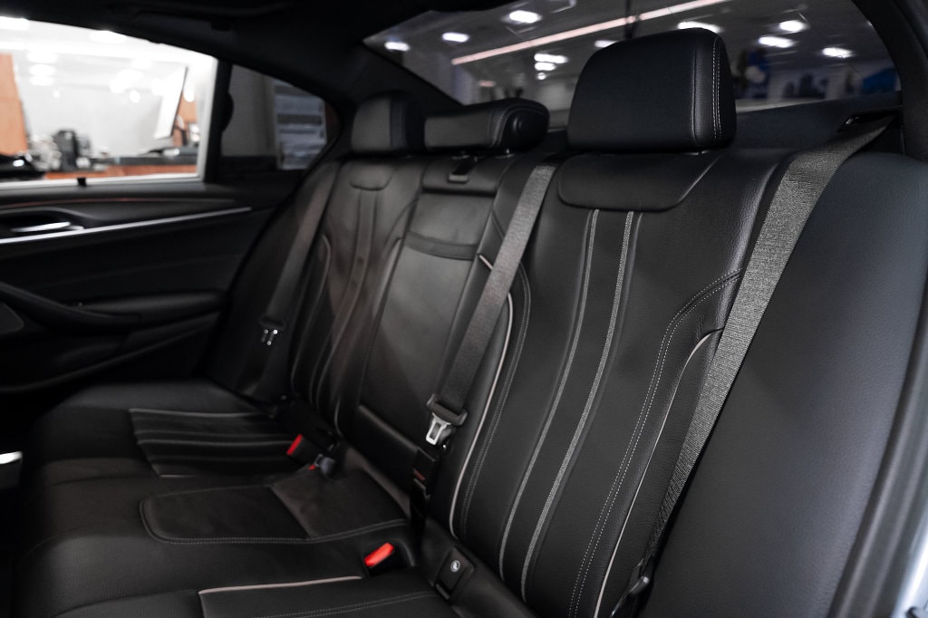 2023 BMW 5 Series M550i - Photo 18