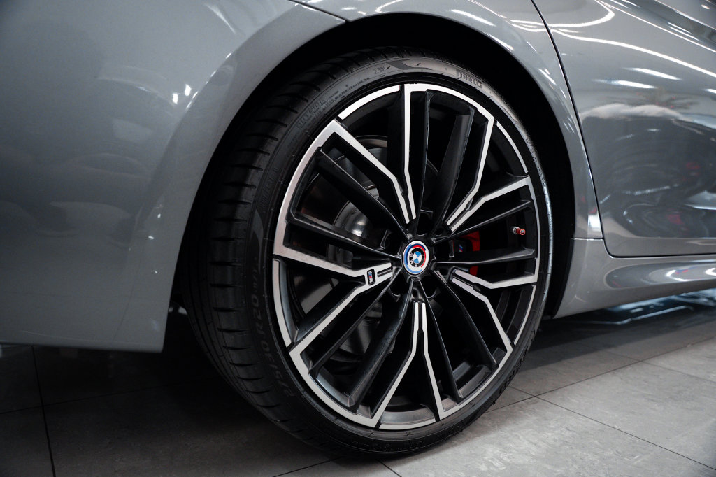 2023 BMW 5 Series M550i - Photo 7