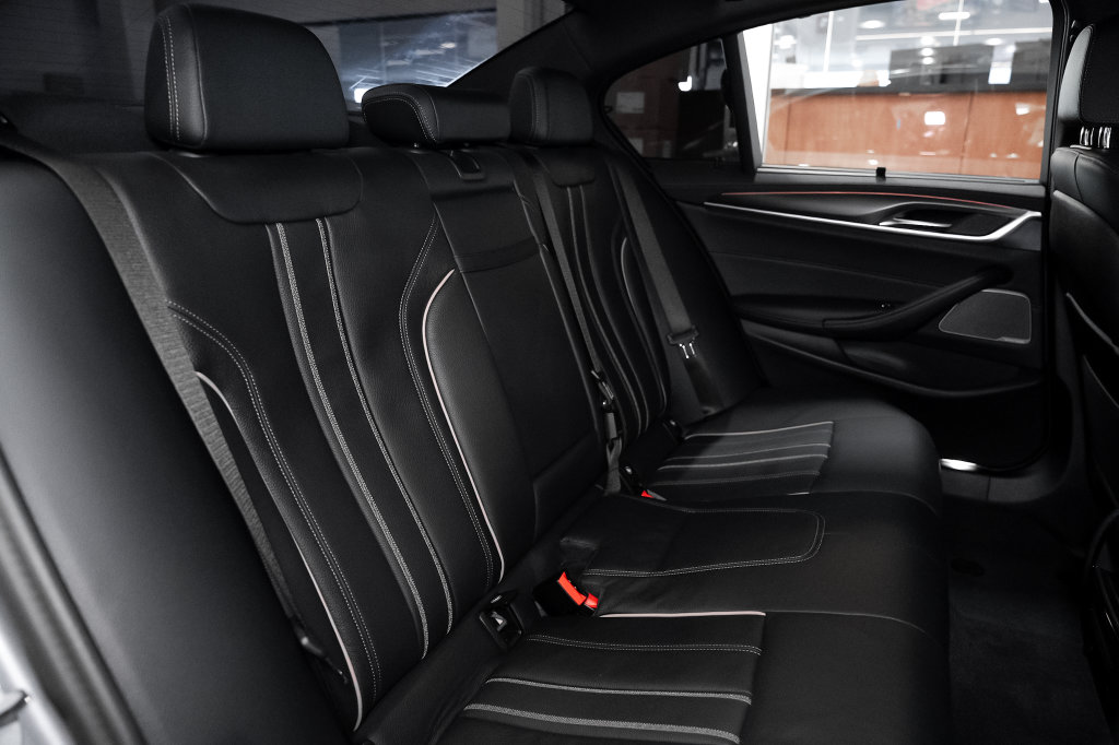 2023 BMW 5 Series M550i - Photo 19