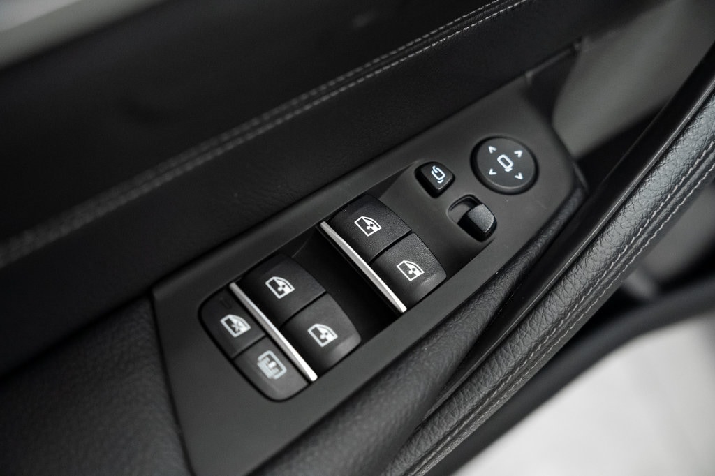 2023 BMW 5 Series M550i - Photo 31