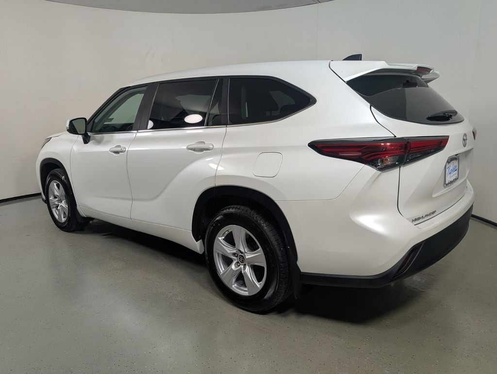 2023 Toyota Highlander LE - Photo 6