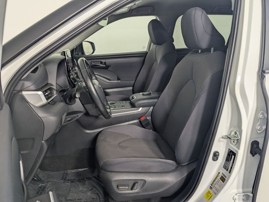 2023 Toyota Highlander LE - Photo 13