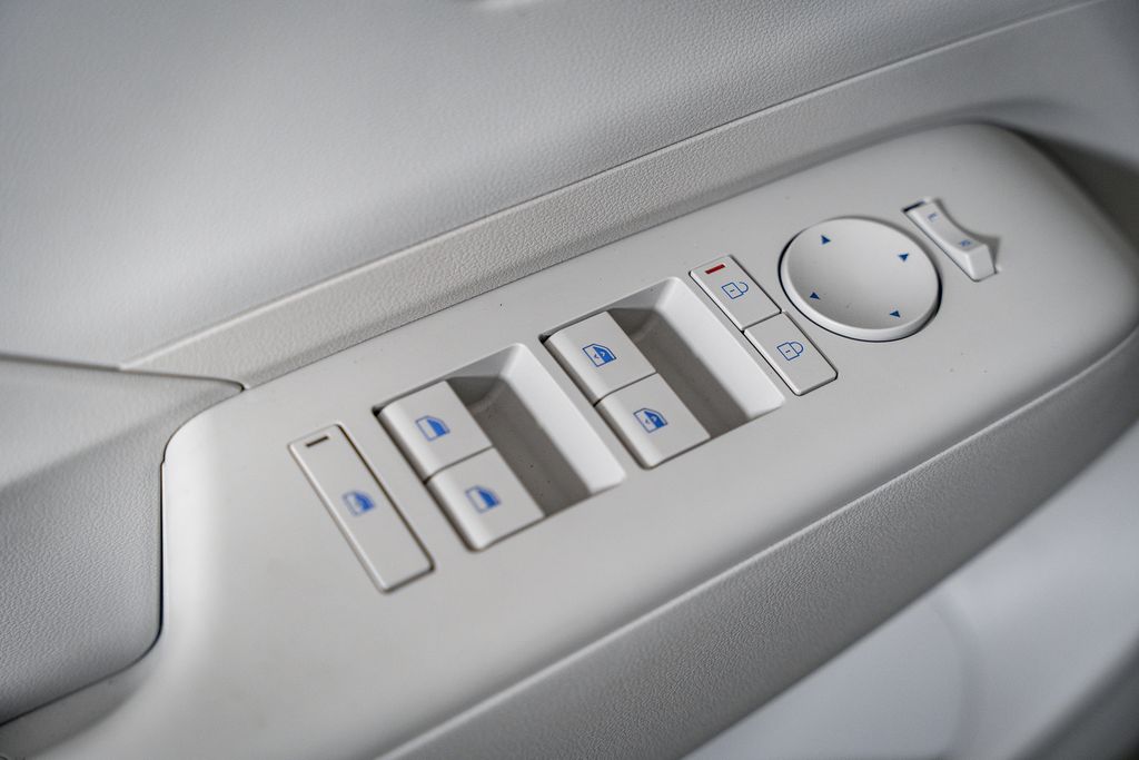 2025 Hyundai Kona SEL Convenience - Photo 22