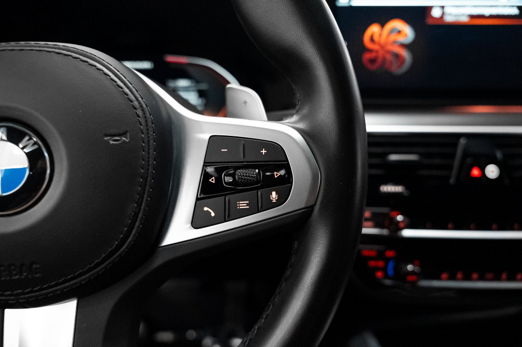 2023 BMW 5 Series M550i - Photo 28