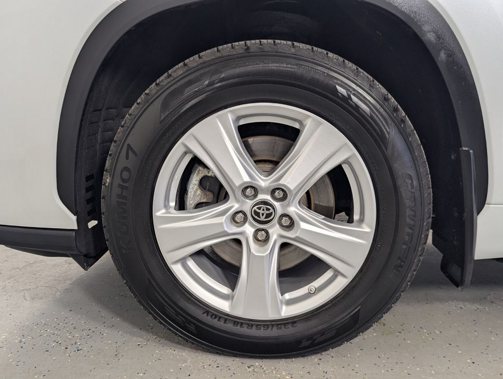 2023 Toyota Highlander LE - Photo 9