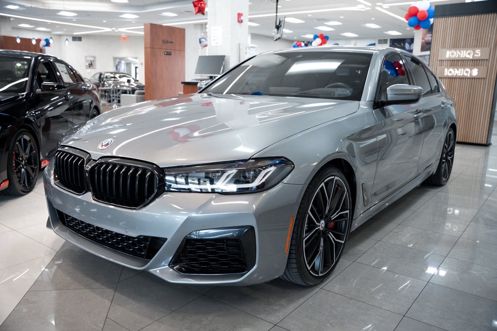 2023 BMW 5 Series M550i - Photo 12
