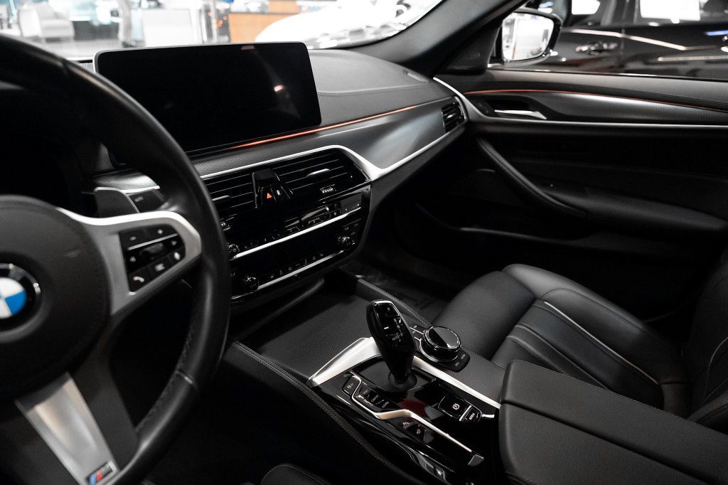 2023 BMW 5 Series M550i - Photo 23