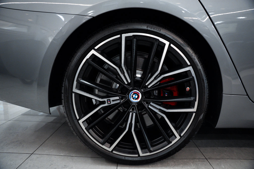 2023 BMW 5 Series M550i - Photo 6
