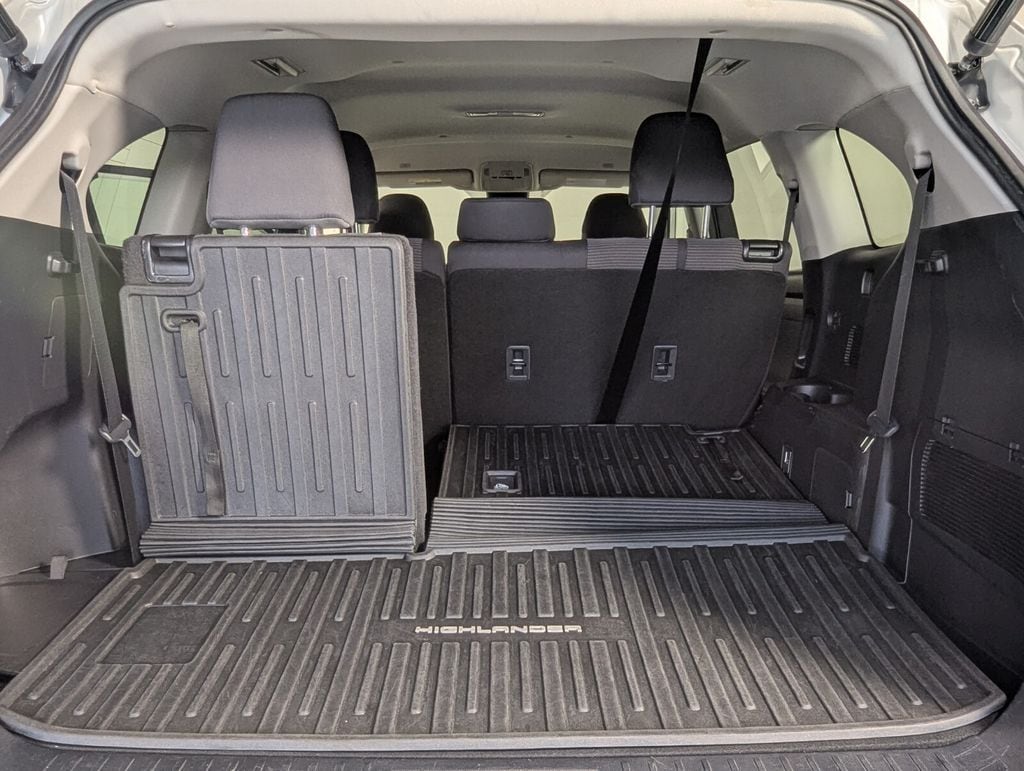 2023 Toyota Highlander LE - Photo 26